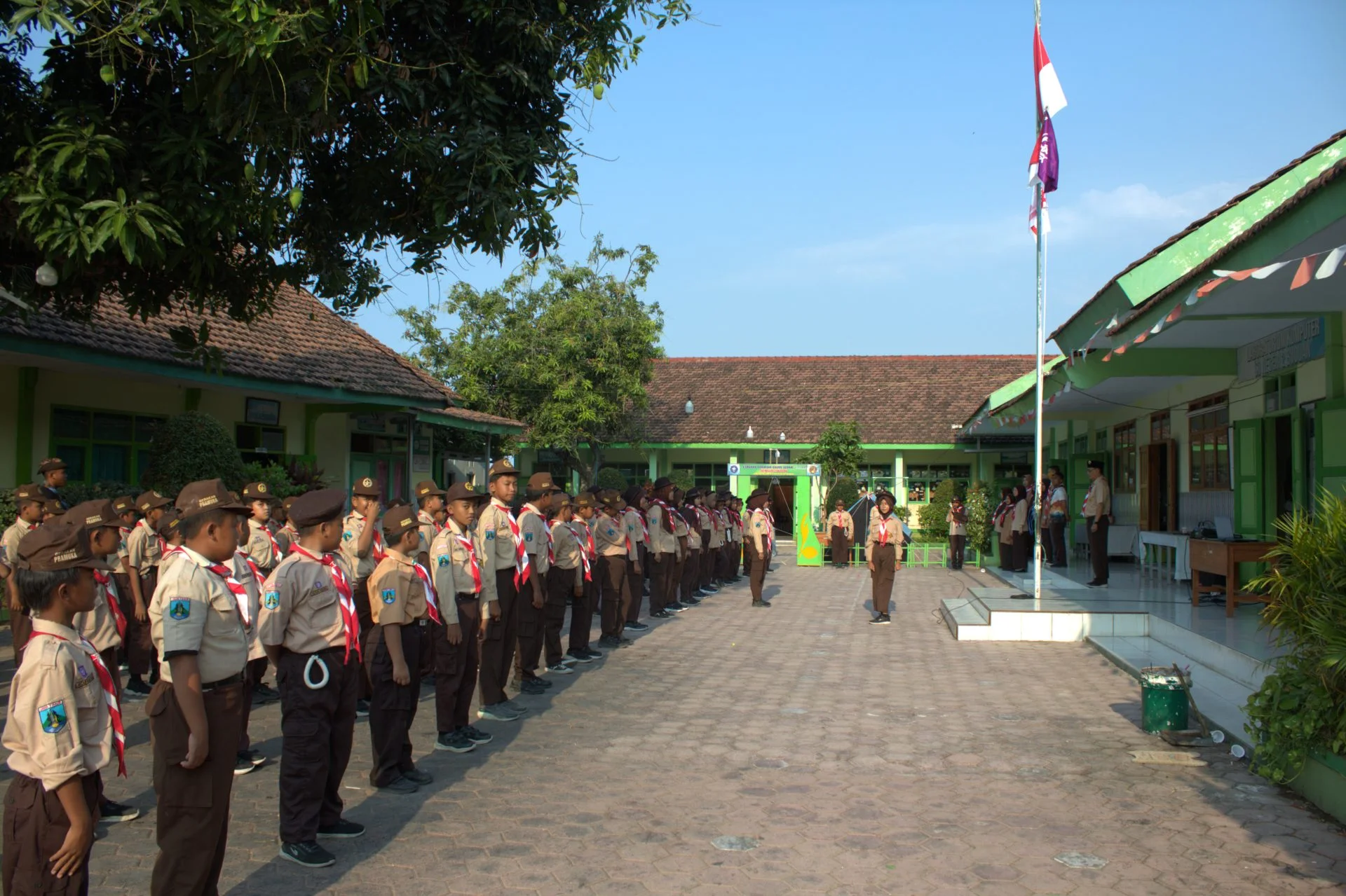 UPACARA PEMBUKAAN PERKEMAHAN KAMIS JUMAT (PERKAJU) GUDEP 13.043-13.044 PANGKALAN SD NEGERI 2 BUDUAN